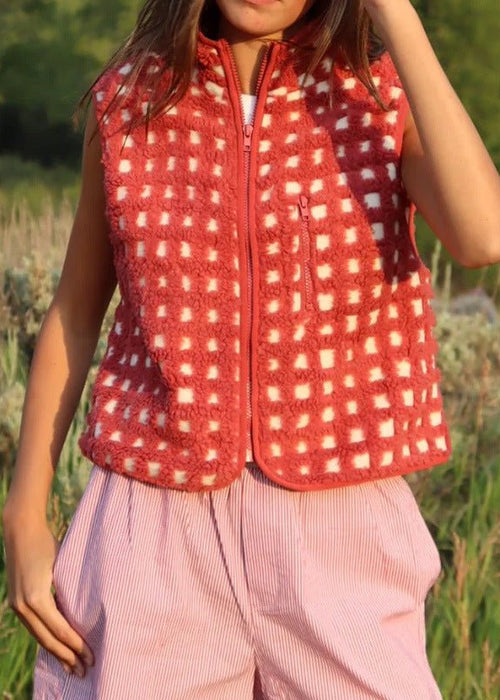 וסט משובץ עם רוכסן – שכבה קלילה במראה עדכני ונוח